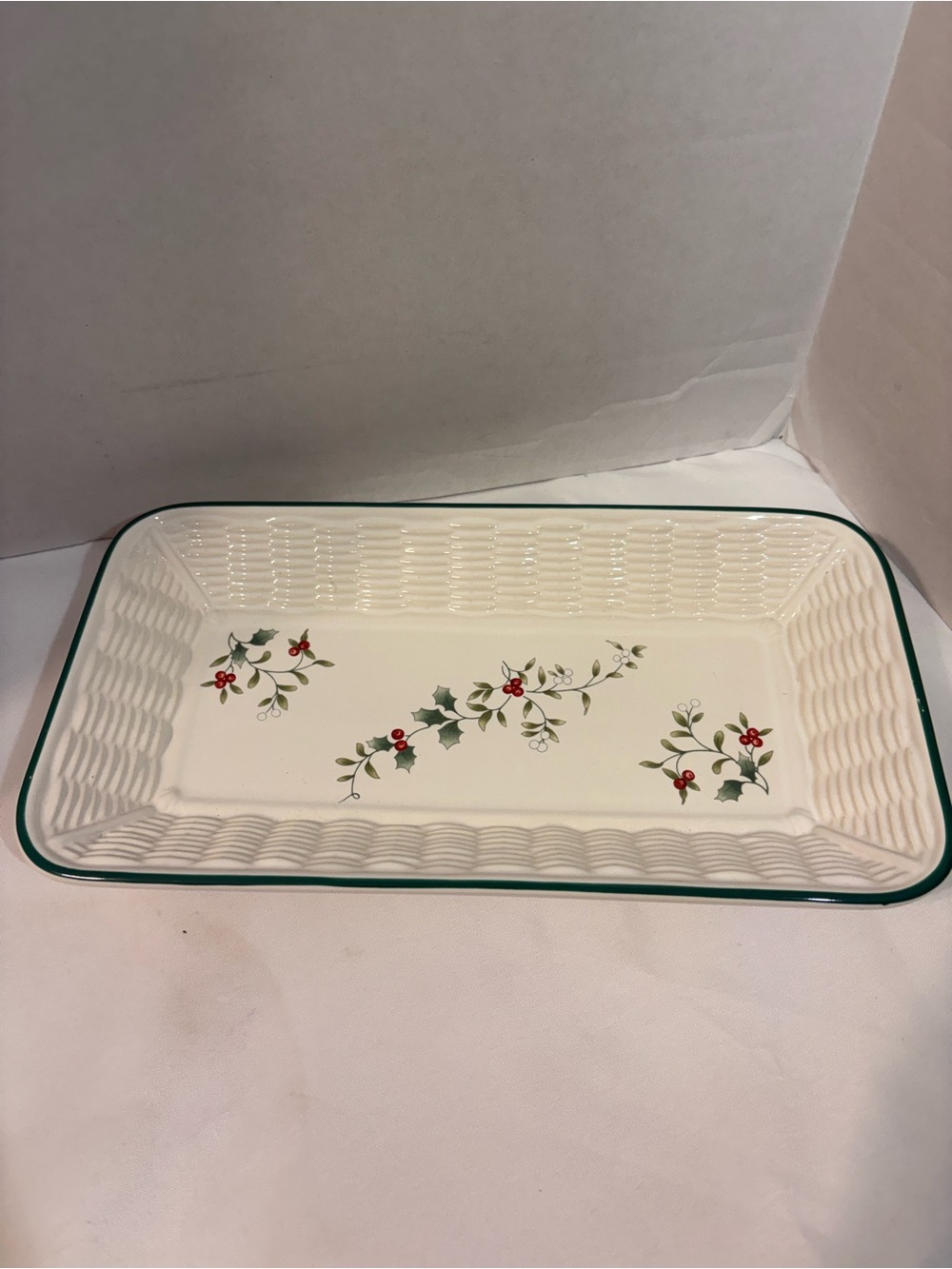 Pfaltzgraff Winterberry Basketweave Bread Tray Appetizer Dish serving tray party
